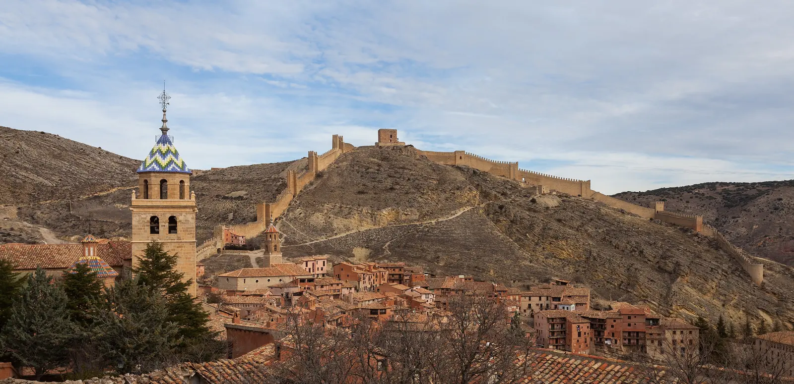 Vista de Albarracín con la catedral, el casco histórico y las murallas sobre la sierra.