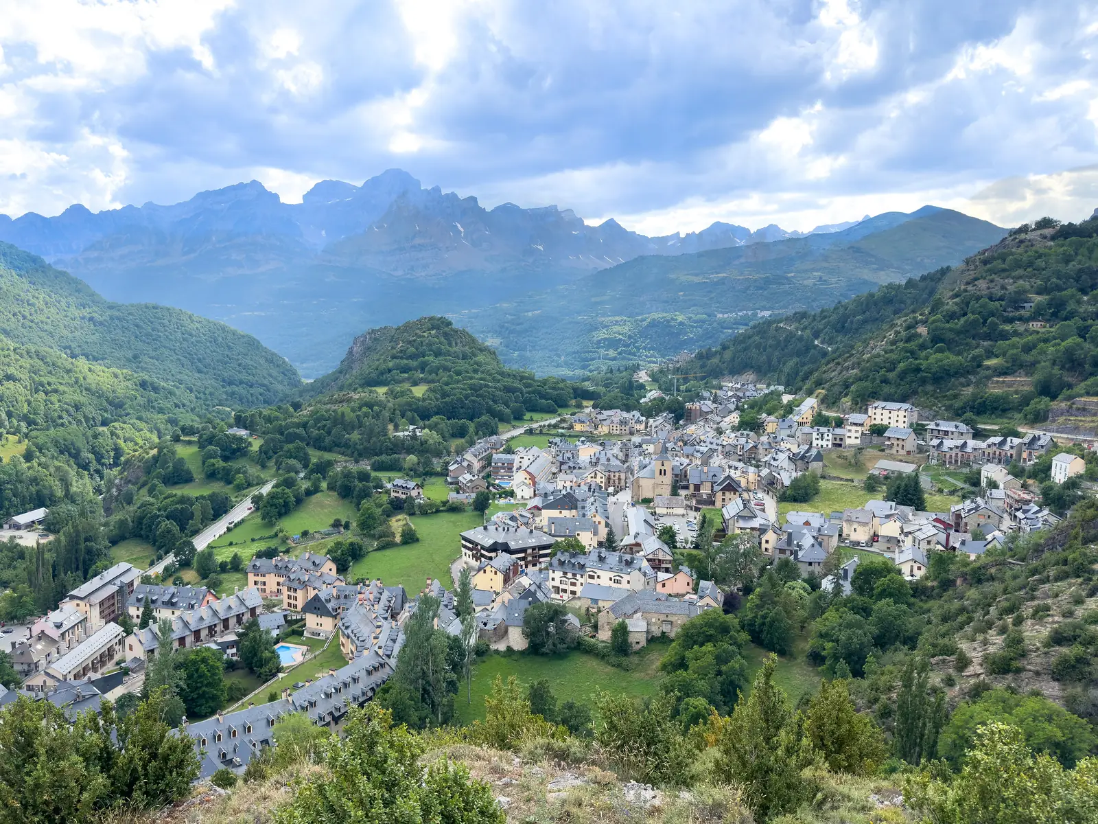 Vista de Panticosa rodeada por las montañas del Pirineo aragonés.